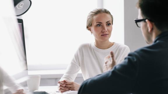 Two colleagues holding a meeting.